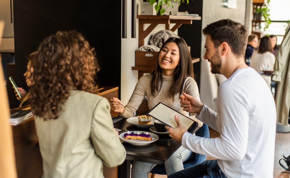 Hur du väljer läsplatta med frontbelysning: granskning av modeller och användbara tips